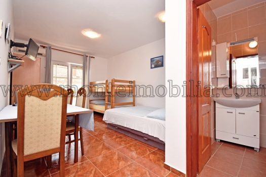 Kuca sa apartmanima za izdavanje u blizini mora Djenovici