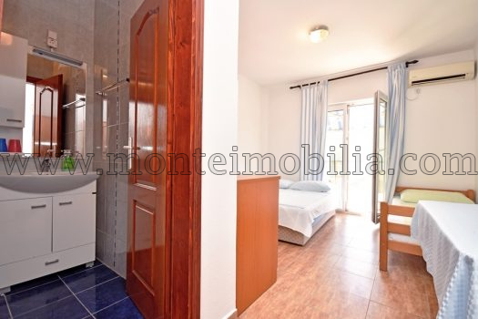 Kuca sa apartmanima za izdavanje u blizini mora Djenovici