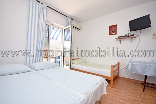 Kuca sa apartmanima za izdavanje u blizini mora Djenovici