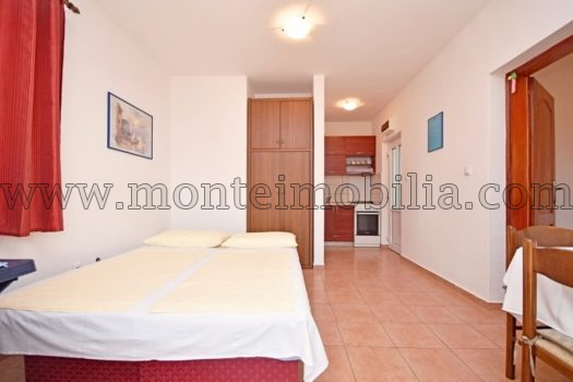 Дом с апартаментами недалеко от моря в Дженовичи