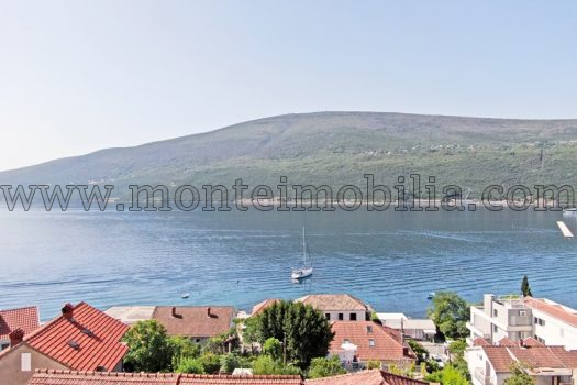 Дом с апартаментами недалеко от моря в Дженовичи