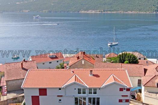 Kuca sa apartmanima za izdavanje u blizini mora Djenovici