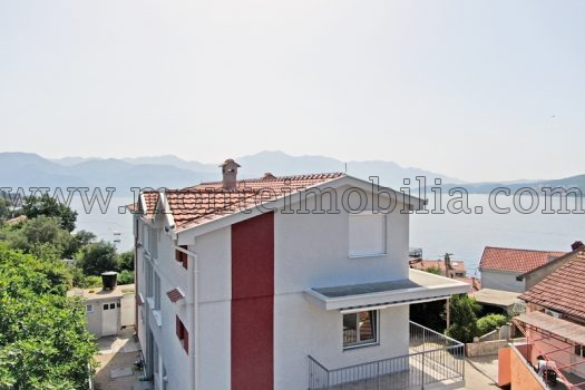 Kuca sa apartmanima za izdavanje u blizini mora Djenovici