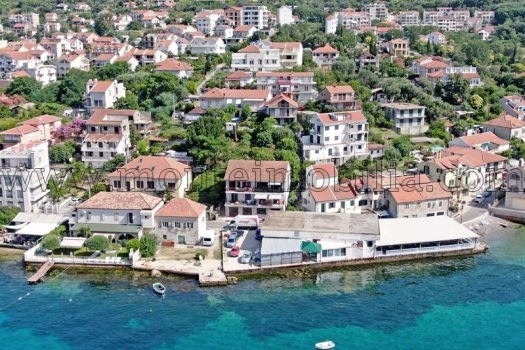 Дом с апартаментами недалеко от моря в Дженовичи