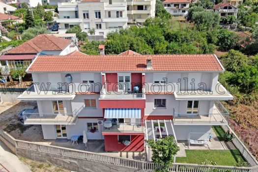 Дом с апартаментами недалеко от моря в Дженовичи