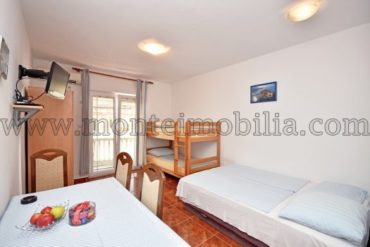 Kuca sa apartmanima za izdavanje u blizini mora Djenovici