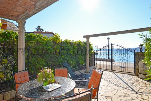 Каменный дом на первой линии моря в Боко-Которской бухте, Баошичи, Герцег-Нови