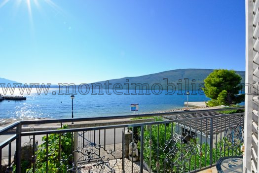 Kamena kuca prvi red do mora Baosici Herceg Novi