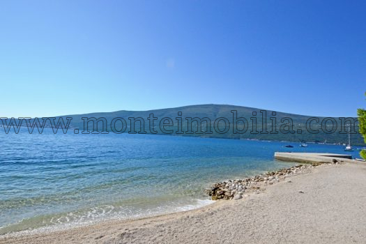 Kamena kuca prvi red do mora Baosici Herceg Novi