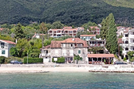 Kamena kuca prvi red do mora Baosici Herceg Novi