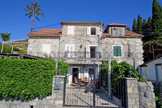 Kamena kuca prvi red do mora Baosici Herceg Novi