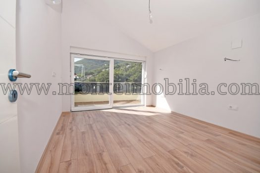 Nov trosoban stan sa pogledom Bijela